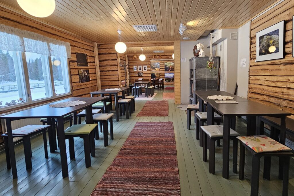 Kahvilatila hirsiseinäisessä rakennuksessa
